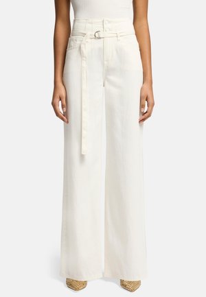 Hoge taille, wijde broek van witte katoen met een voorriemlus en een decoratieve ring. Beschikt over twee zijzakken en een gladde afwerking.
