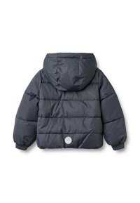 Mörkgrå, vadderad jacka med huva, sydda paneler, elastiska muddar och en cirkulär logotyp på ryggen. Tillverkad av vadderat material.