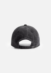 Zwarte stoffen baseballcap met een gebogen rand, verstelbare strap aan de achterkant, en een gestructureerde, licht versleten afwerking.