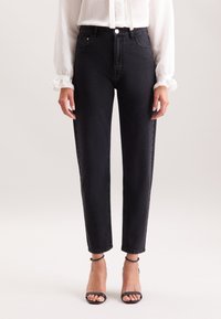 Czarne spodnie z wysokim stanem wykonane z denimu, z klasycznym pięciopocketowym wzorem, prostymi nogawkami i centralnym zapięciem na guzik.