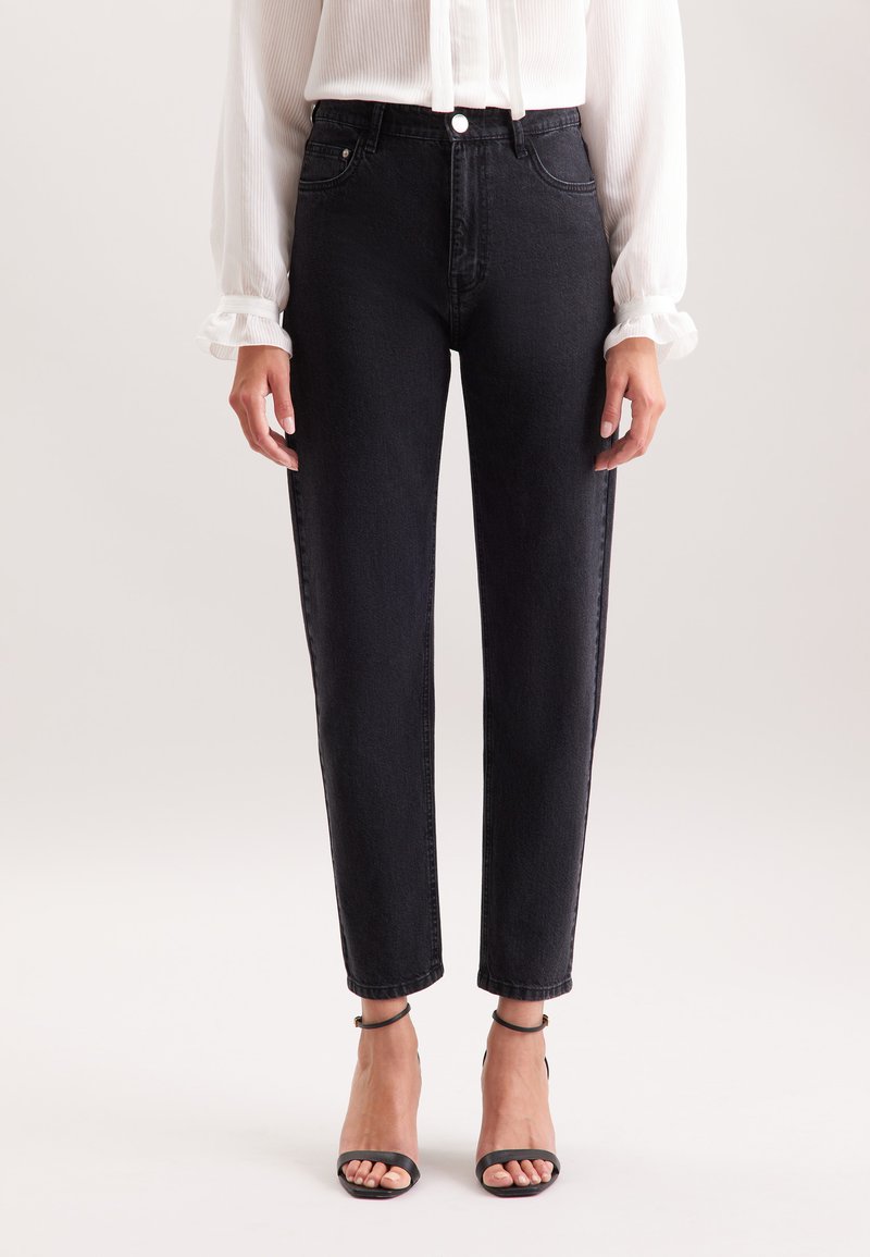 Czarne spodnie z wysokim stanem wykonane z denimu, z klasycznym pięciopocketowym wzorem, prostymi nogawkami i centralnym zapięciem na guzik.