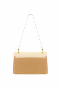 Tan leren tas met een crèmekleurige bovenkant, met een gestructureerd ontwerp en een enkele schouderband. Gouden hardware accenten zichtbaar.
