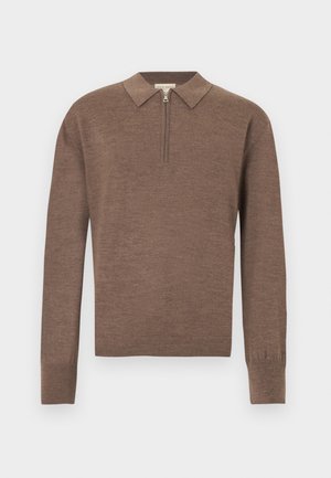 Brun langærmet strikket sweater med spids krave og kort forreste lynlås på en ensartet hvid baggrund.