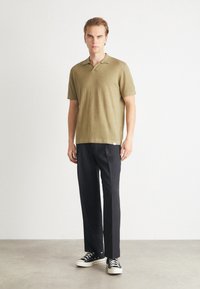 Les Deux EMMANUEL - Polo shirt - surplus green