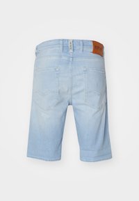 Pantalones cortos de denim azul claro con corte recto, que cuentan con dos bolsillos traseros y una etiqueta de cuero marrón con "REPLAY" en la cintura.