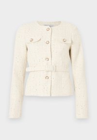 Chaqueta de tweed color crema con botones de perla, bolsillos con solapas delanteras, mangas largas y cinturón a juego en la cintura.