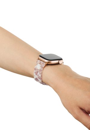 Smartwatch met een roségouden kast en een gemarmerde roze-witte resinband, gedragen om een pols tegen een witte achtergrond.