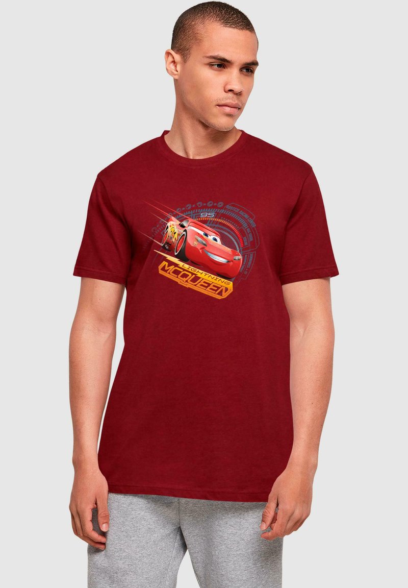 Karmine medvilnės marškinėliai su raudono lenktyninio automobilio grafika su mėlynais akcentais ir užrašu "Lightning McQueen". Trumpomis rankovėmis, apvaliu kaklu.