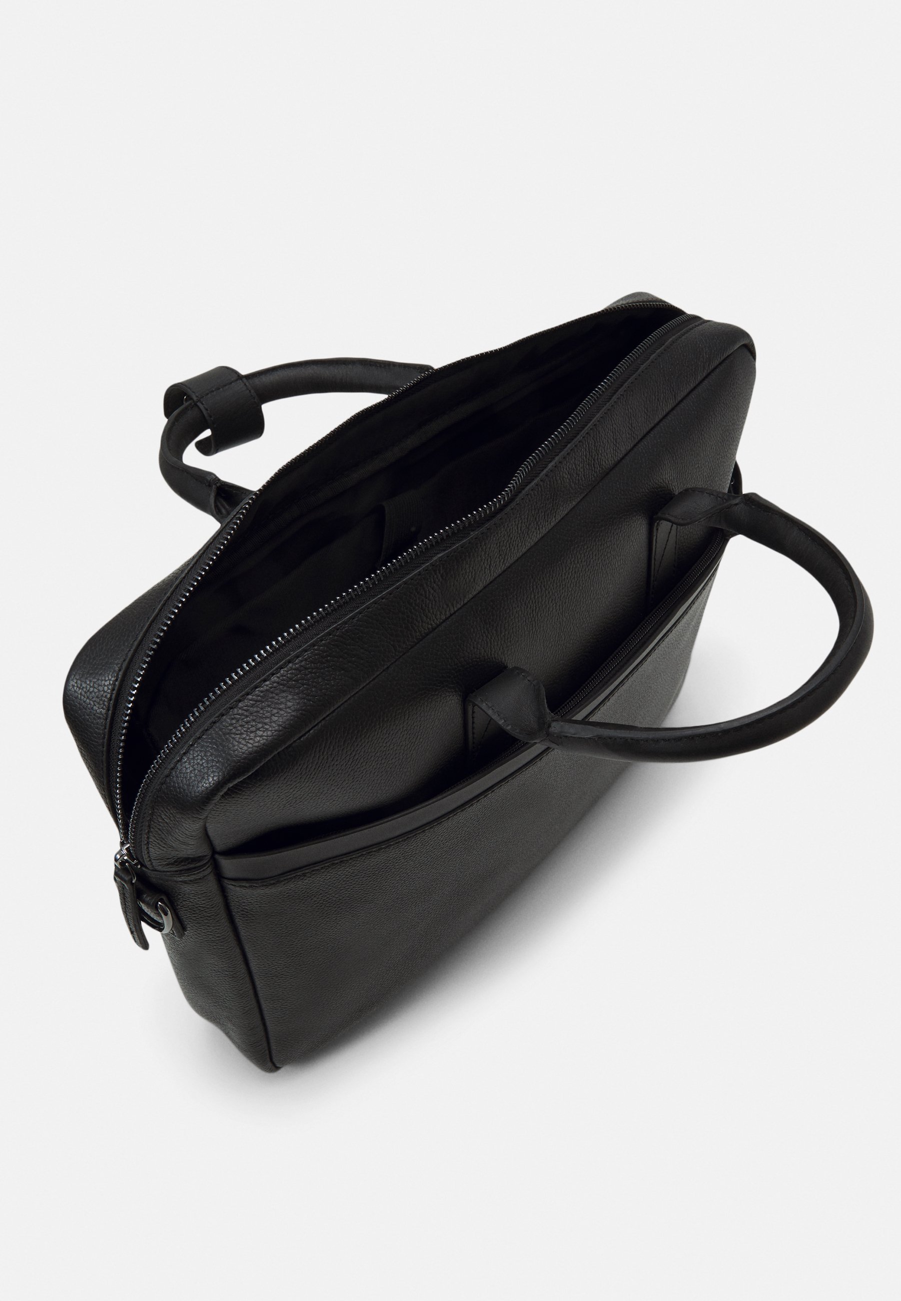 thule gauntlet macbook pro