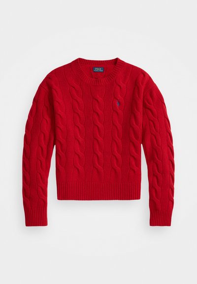 Rød kabelstrikket genser med rund hals, ribbede vrangborder og hem. Har en liten logo på brystet. Laget av strukturelt, varmt stoff.