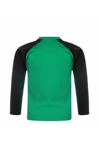 Grünes und schwarzes Langarmshirt mit Raglan-Design, hergestellt aus einem geschmeidigen Material mit glatter Textur und kontrastierenden Ärmeln.