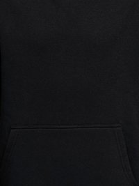 Gros plan sur un tissu noir montrant une poche kangourou avec des coutures visibles sur un vêtement.