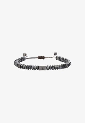 Pulsera de cuentas con cuentas de piedra gris, acentos metálicos y un cordón marrón. Incluye piezas metálicas cuadradas con un diseño de calavera.