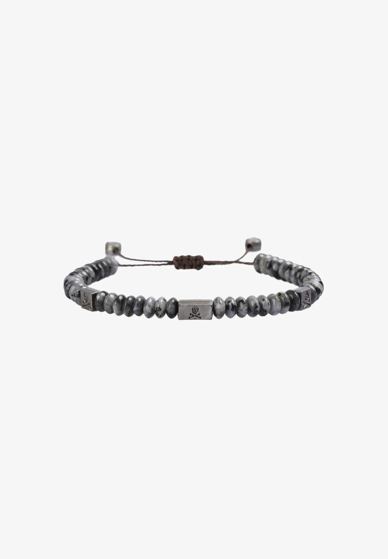 Pulsera de cuentas con cuentas de piedra gris, acentos metálicos y un cordón marrón. Incluye piezas metálicas cuadradas con un diseño de calavera.