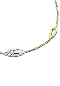 Collier chaîne en or avec un pendentif ovale en argent orné de trois petites pierres précieuses claires et d'un motif de lignes diagonales gravées.