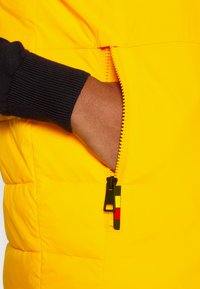 Tommy Hilfiger MEDIA HOODED VEST - Weste - solstice