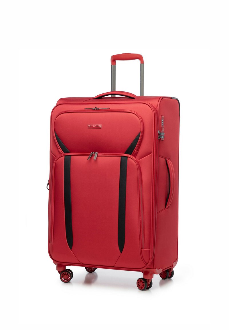 Czerwona walizka z czarnymi akcentami, wykonana z tkaniny, posiada teleskopową rączkę, dwie przednie kieszenie oraz cztery kółka ułatwiające przemieszczanie.