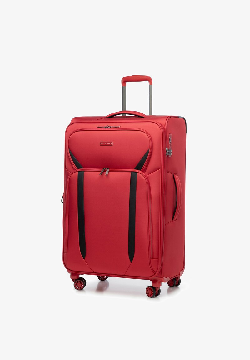 Czerwona walizka z czarnymi akcentami, wykonana z tkaniny, posiada teleskopową rączkę, dwie przednie kieszenie oraz cztery kółka ułatwiające przemieszczanie.