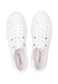 Weiße Sportschuhe mit einem glatten synthetischen Obermaterial, Schnürdesign, subtilen Perforationen und roten sowie schwarzen Akzenten an den Ösen.