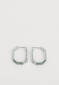 Boucles d'oreilles en métal argenté en forme de créole avec des pierres rectangulaires bleues et vertes alternées, présentant un design géométrique et un fermoir à tige sécurisé.