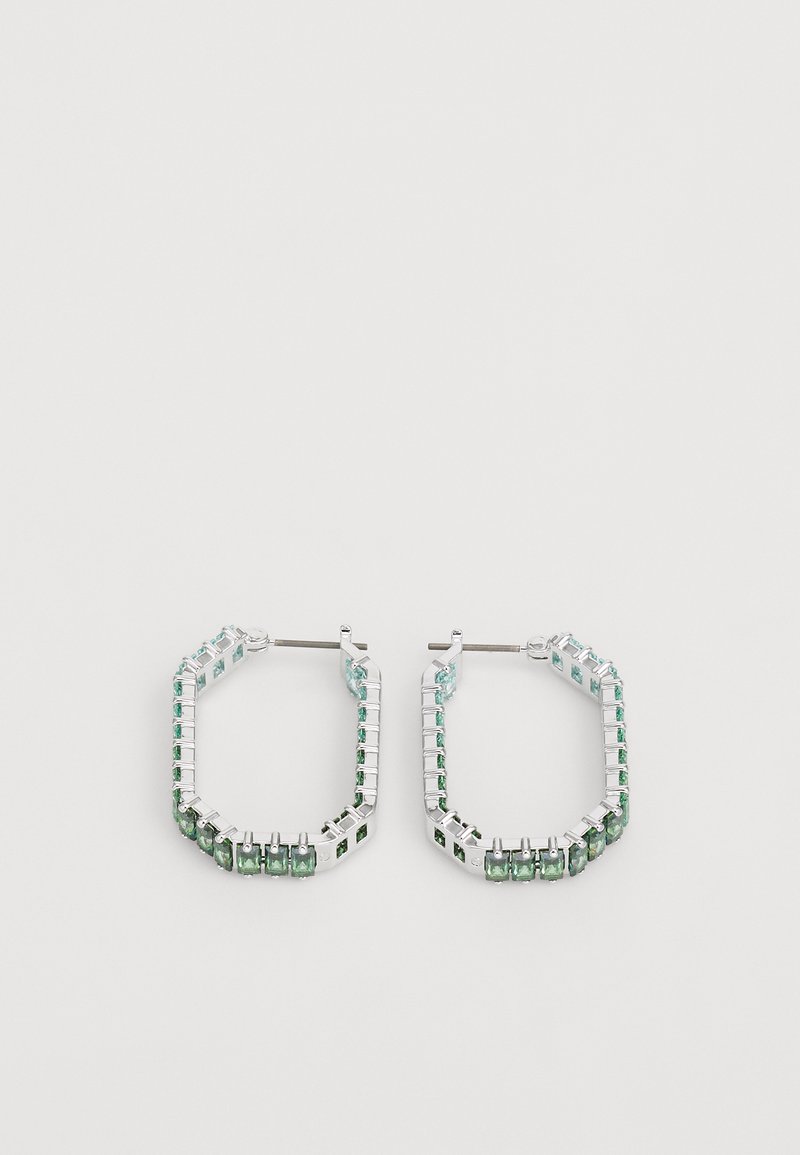 Boucles d'oreilles en métal argenté en forme de créole avec des pierres rectangulaires bleues et vertes alternées, présentant un design géométrique et un fermoir à tige sécurisé.