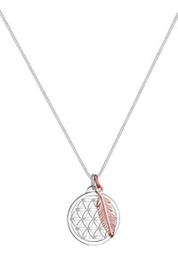 Silberne Halskette mit einem runden Anhänger, der mit einem floralen geometrischen Muster verziert ist, und einem charmanten Federschmuck aus Roségold. Die Kette ist fein und zart.