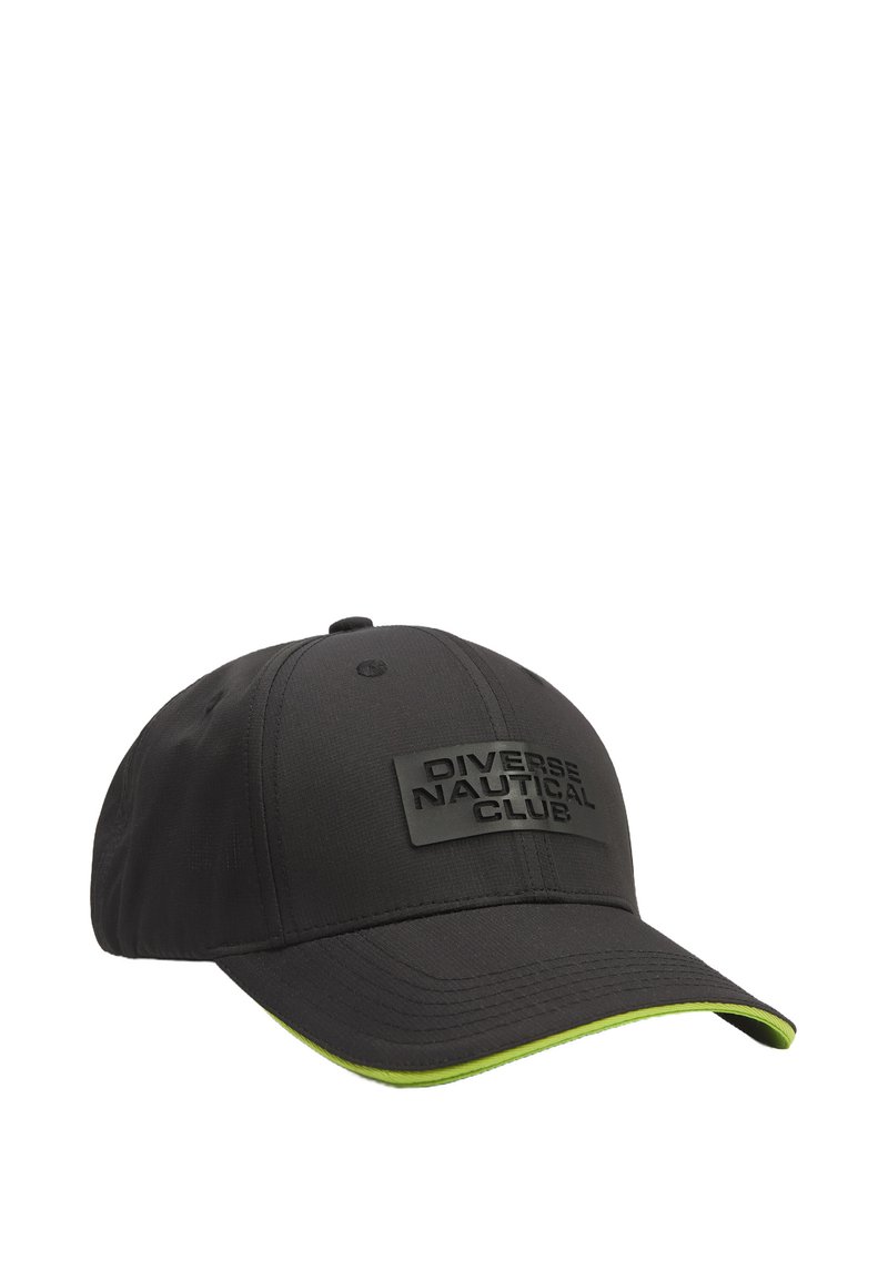 Czarna czapka o teksturowanej powierzchni, z wyróżniającą się czarną gumową naszywką logo i zielonym akcentem na krawędzi daszka.