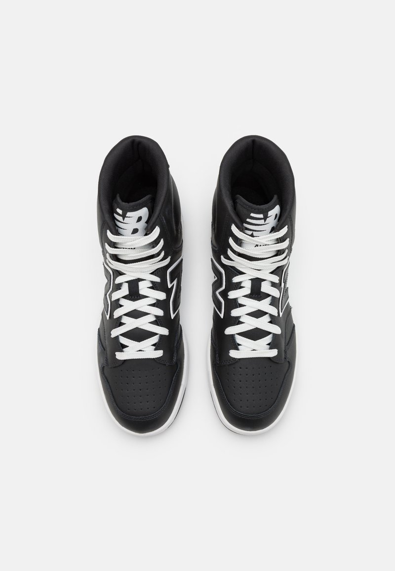 Schwarze High-Top-Sneaker mit weißen Schnürsenkeln, die eine durchlässige Zehenbox und ein großes weißes Logo an der Seite aufweisen. Aus glattem Leder.