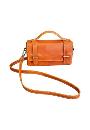 Petit sac bandoulière rectangulaire en cuir marron avec poignée supérieure, lanières avant à boucles et longue bandoulière ajustable.