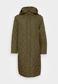 Cappotto lungo trapuntato verde oliva con cappuccio, dotato di chiusure a pressione, tasca sul petto e una superficie liscia e lucida.