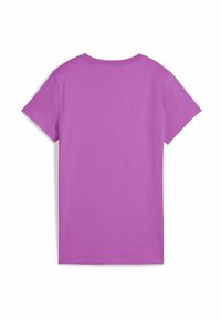 T-shirt a maniche corte in cotone lavanda solido con scollatura rotonda, caratterizzato da una texture liscia e una vestibilità comoda. Vista posteriore mostrata.