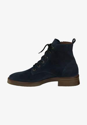 Stivaletti alla caviglia in suede blu navy con punta rotonda, lacci frontali, occhielli in metallo e suola in gomma testurizzata marrone. Tallone rinforzato per un migliore supporto.