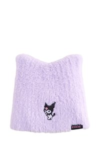 Cappello beanie in pelliccia sintetica color lavanda con trama a coste. Presenta un personaggio nero ricamato sulla parte anteriore e un'etichetta nera con la scritta "KUROMI".