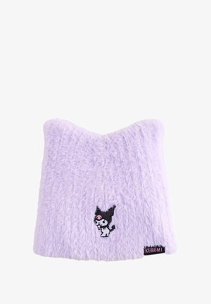 Cappello beanie in pelliccia sintetica color lavanda con trama a coste. Presenta un personaggio nero ricamato sulla parte anteriore e un'etichetta nera con la scritta "KUROMI".