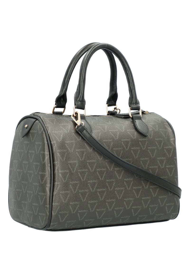 Bolso de mano sintético gris con asas dobles, correa desmontable, herrajes dorados y patrón de logo en relieve, forma redonda y superficie texturizada.