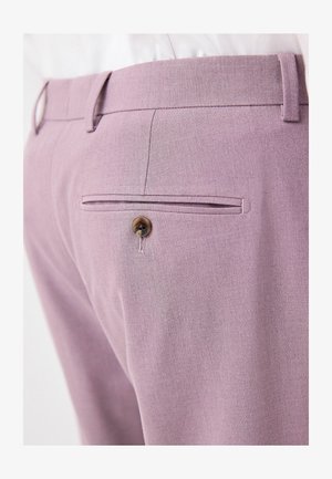 Pantaloni viola chiaro con tasca posteriore con chiusura a bottone e texture liscia; progettati con passanti per cintura e vestibilità slim.