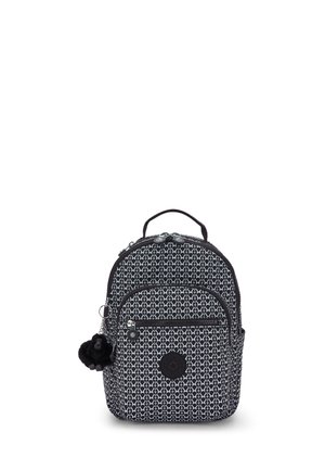 Mochila estampada en blanco y negro con bolsillo delantero con cremallera y un pequeño llavero de peluche negro sujeto al lateral.