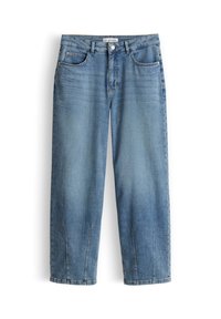Lichtblauwe rechte denim jeans met voorzakken, lussen voor een riem en een knoopsluiting, weergegeven op een witte achtergrond.