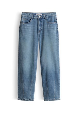 Hellblaue Denim-Jeans mit geradem Bein, vorderen Taschen, Gürtelschlaufen und Knopfverschluss, auf weißem Hintergrund dargestellt.