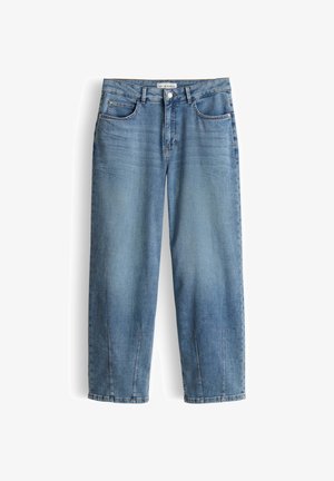 Hellblaue Denim-Jeans mit geradem Bein, vorderen Taschen, Gürtelschlaufen und Knopfverschluss, auf weißem Hintergrund dargestellt.