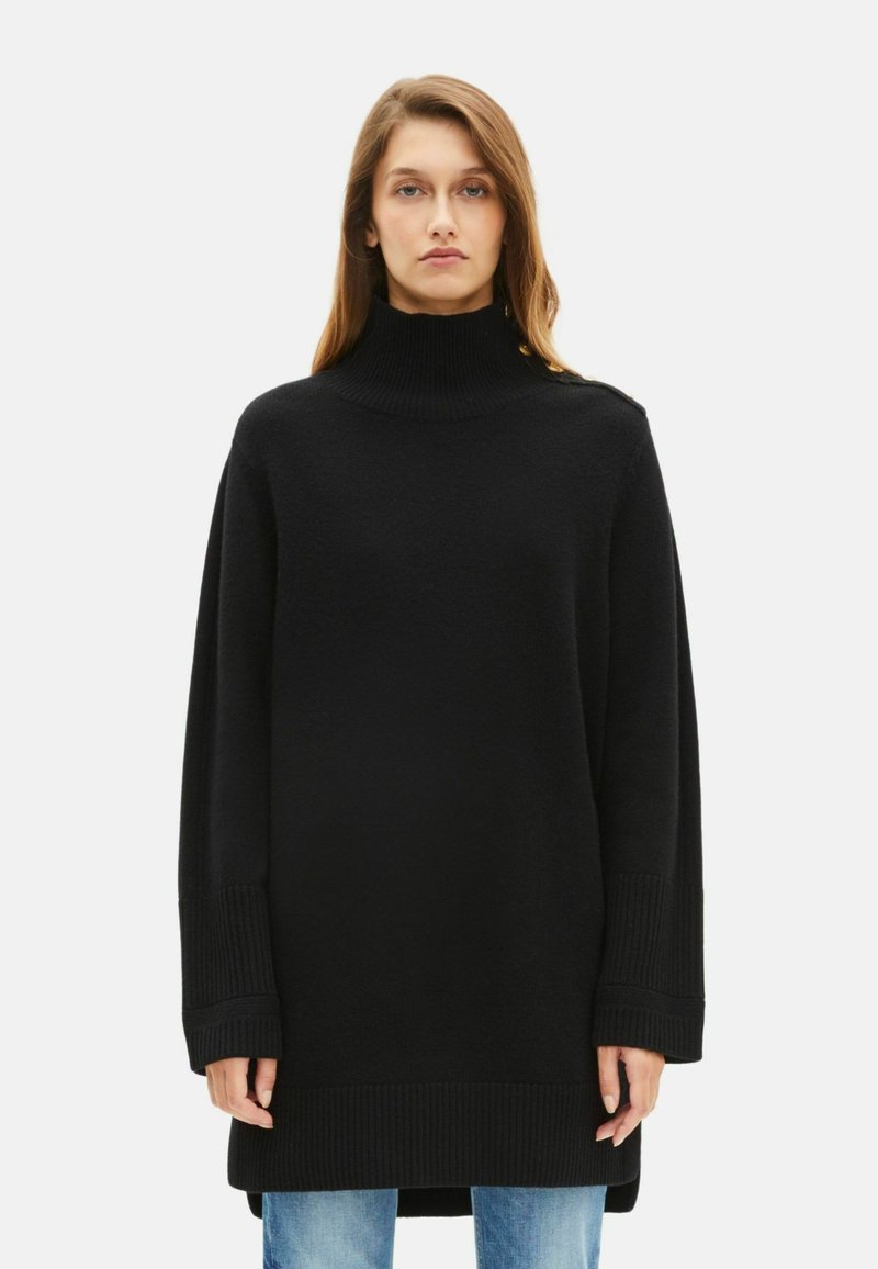 Schwarzer, übergroßer Pullover mit einem hohen, gerippten Rollkragen, überschnittenen Schultern und geripptem Saum sowie Bündchen. Sieht glatt aus, mit minimalen Details.