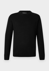 Zwarte lange mouwen crewneck gebreide trui met geribde manchetten en zoom, weergegeven op een effen lichte achtergrond.