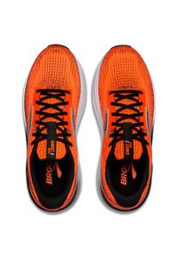Zapatillas de running para hombres con un upper de punto naranja brillante, cordones negros y un collar almohadillado. Presenta una entresuela blanca y un forro interior negro.