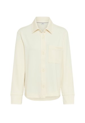 Crèmekleurig overhemd met lange mouwen, knopen, kraag en borstzak, weergegeven op een witte achtergrond.