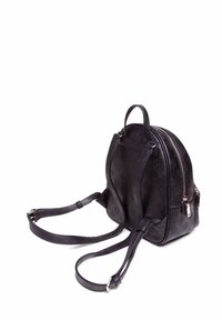 Zaino in pelle nera con motivo in rilievo del logo, due spallacci regolabili e una maniglia superiore. Presenta un compartimento con zip e hardware lucido.