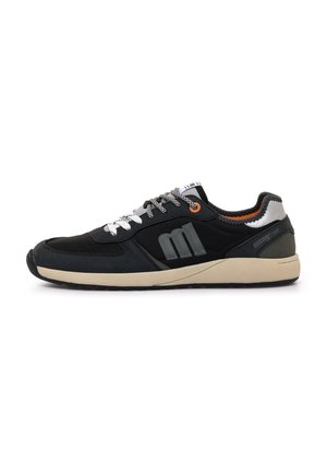 Zwart-grijze casual sneaker met beige zool, patroon zwarte-witte veters en grijs "m" logo aan de zijkant.