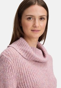 Rosa gestrickter Pullover mit einem Kragen, der ein strukturiertes Muster und ein weiches, kuscheliges Material aufweist. Das Design hat eine leicht lockere Passform.