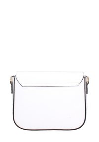 Borsa a tracolla in pelle bianca con patta pieghevole e finiture in tonalità dorata su sfondo bianco.