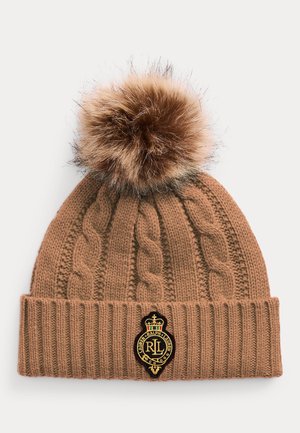 CREST-PATCH POM-POM CABLE-KNIT BEANIE - Berretto - classic camel