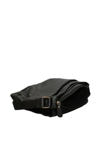 Borsa a spalla in pelle nera con superficie texture, dotata di chiusura a zip, tracolla regolabile e tasca laterale con cerniera.
